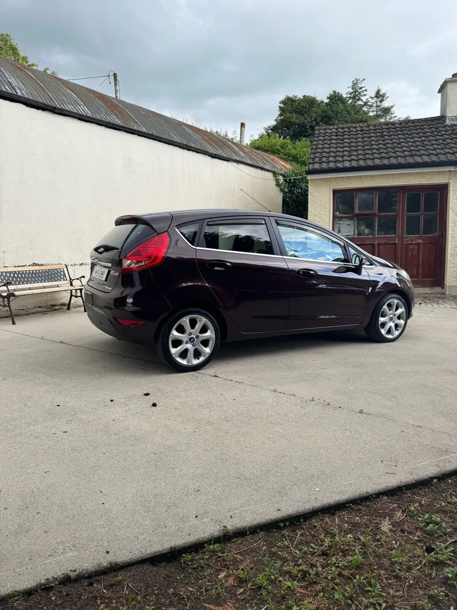 2011 Ford Fiesta - Image 2