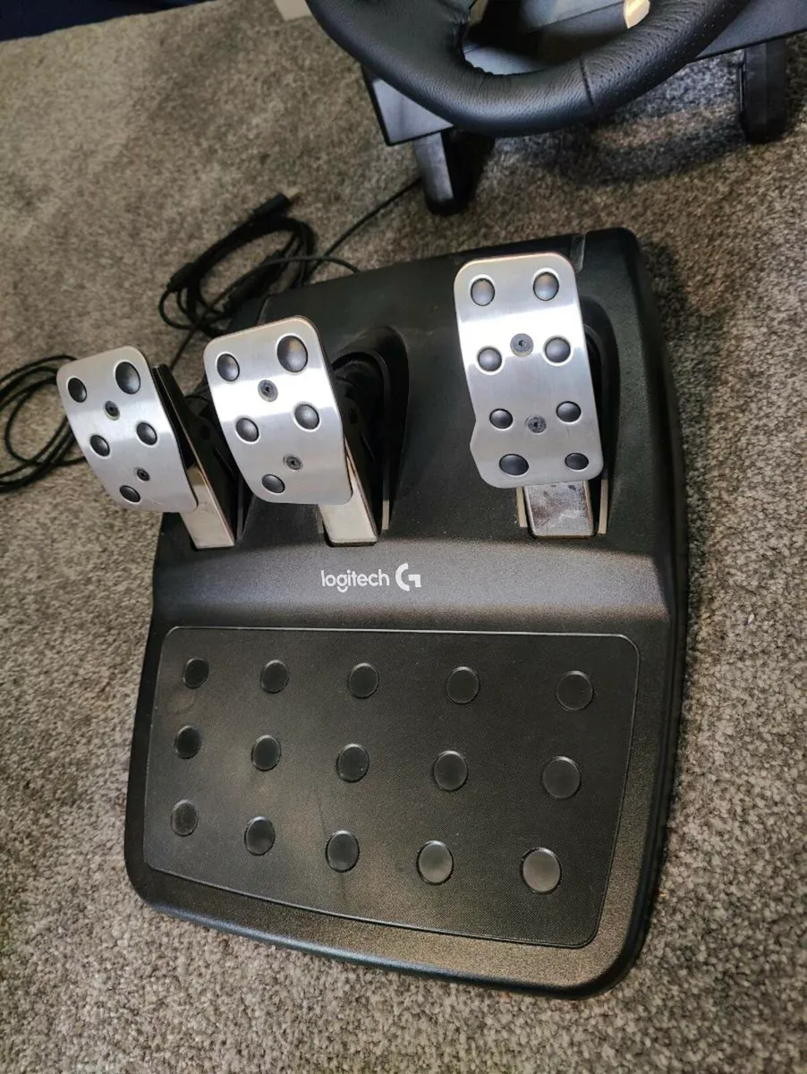 Logitech G920 racing wheel, pedals and shifter - Image 4