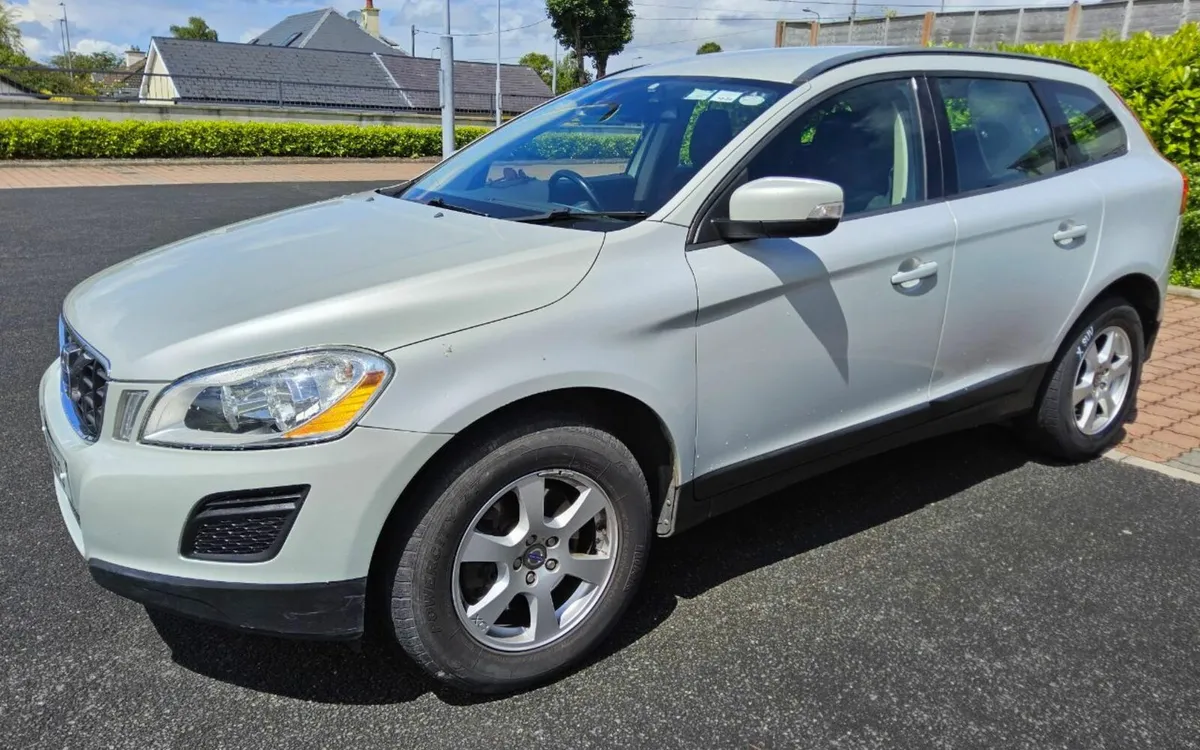 Volvo XC60 2011 SUV D3 2.0L - Image 2