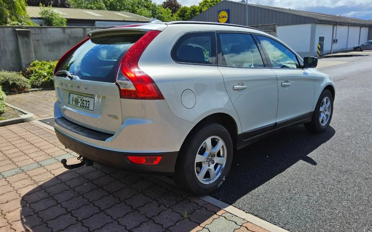 Volvo XC60 2011 SUV D3 2.0L - Image 3