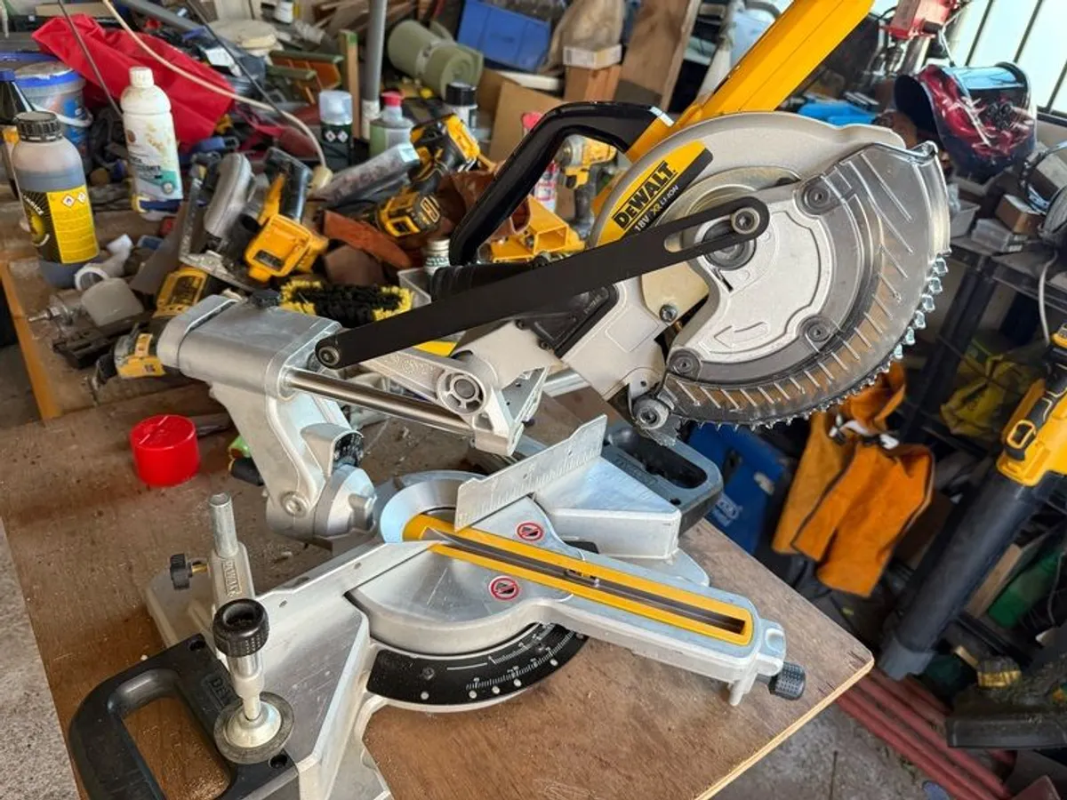 Dewalt DCS365M2 18V Cordless 184mm Mitre Saw - Image 2