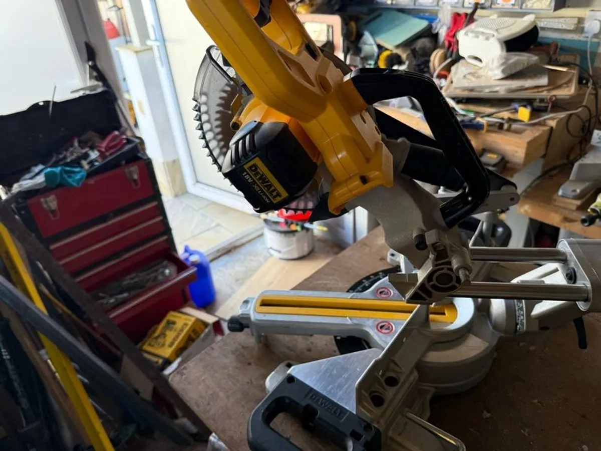 Dewalt DCS365M2 18V Cordless 184mm Mitre Saw - Image 3