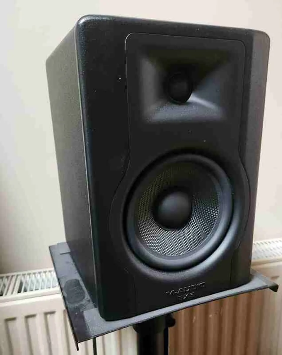 MA-AUDIO BX5 STUDIO MONITORS (2) and  pair of Millenium Monitor stands - Image 1