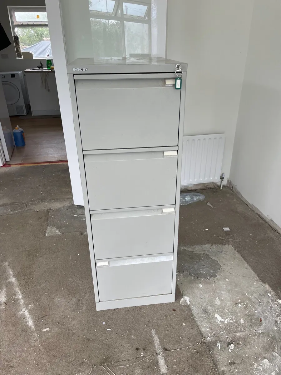 Metal office file cabinet + key - Image 1