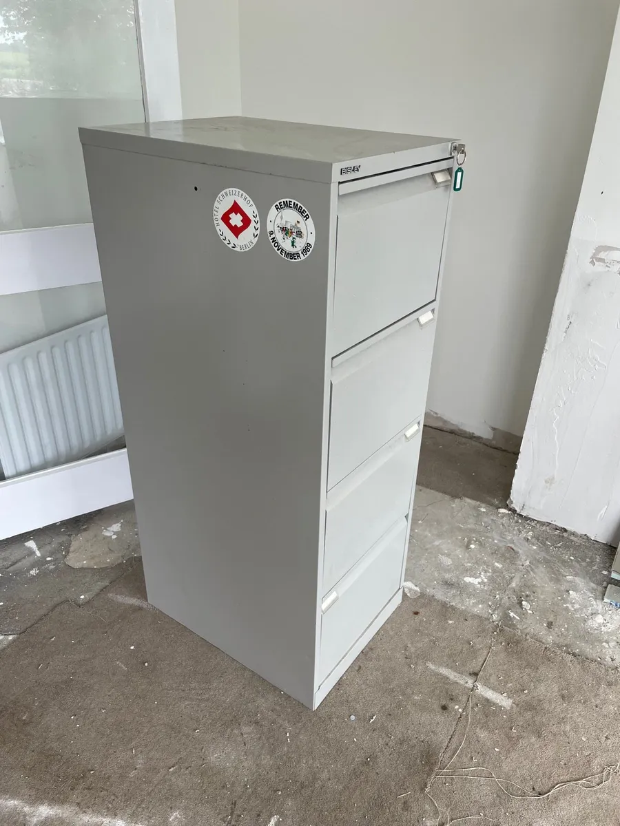 Metal office file cabinet + key - Image 2