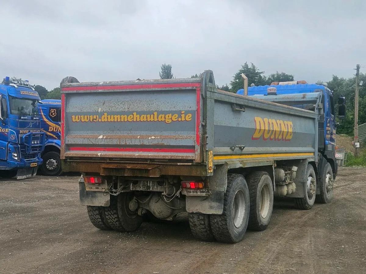 Hino 700 truck - Image 2