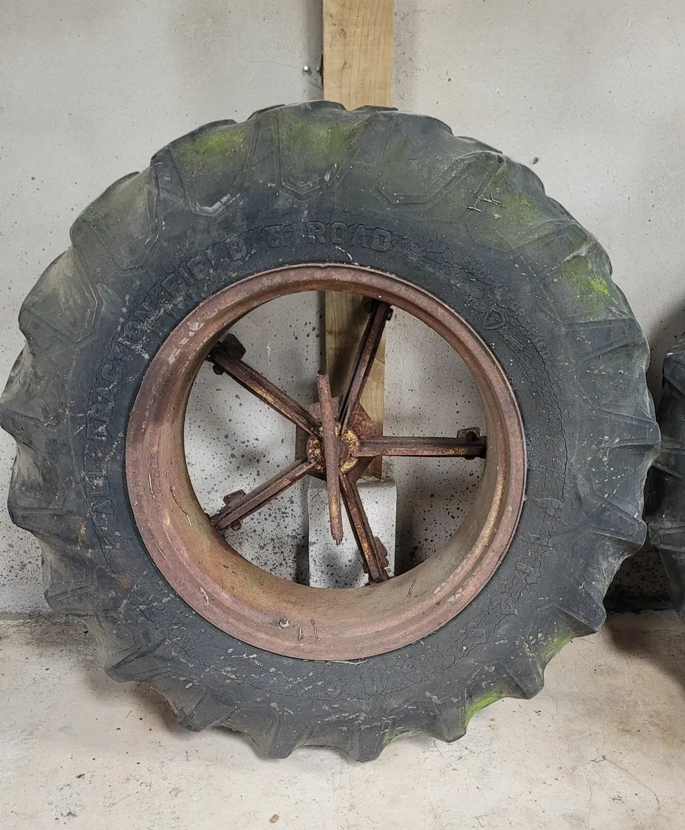 Twin wheels - Image 1