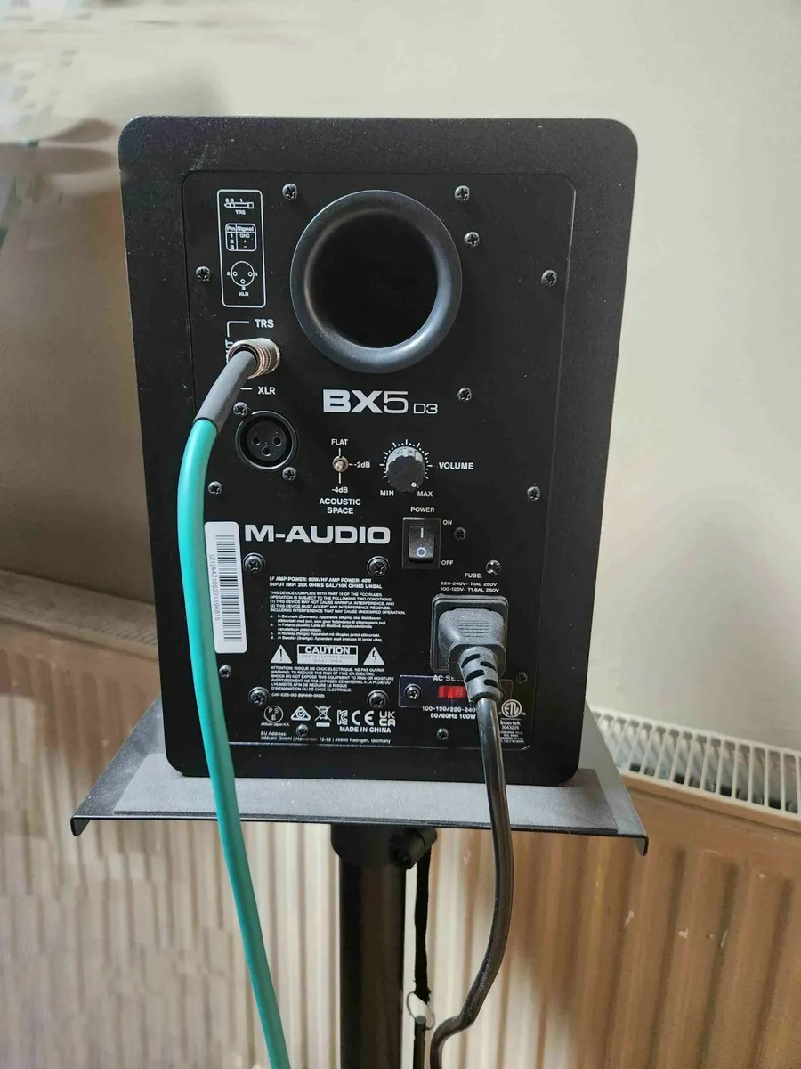 STUDIO MONITORS (2) + MONITOR STANDSSTANDS - Image 1