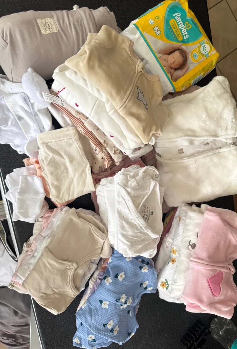 Newborn baby clothes/ momcozy breast pump - Image 4