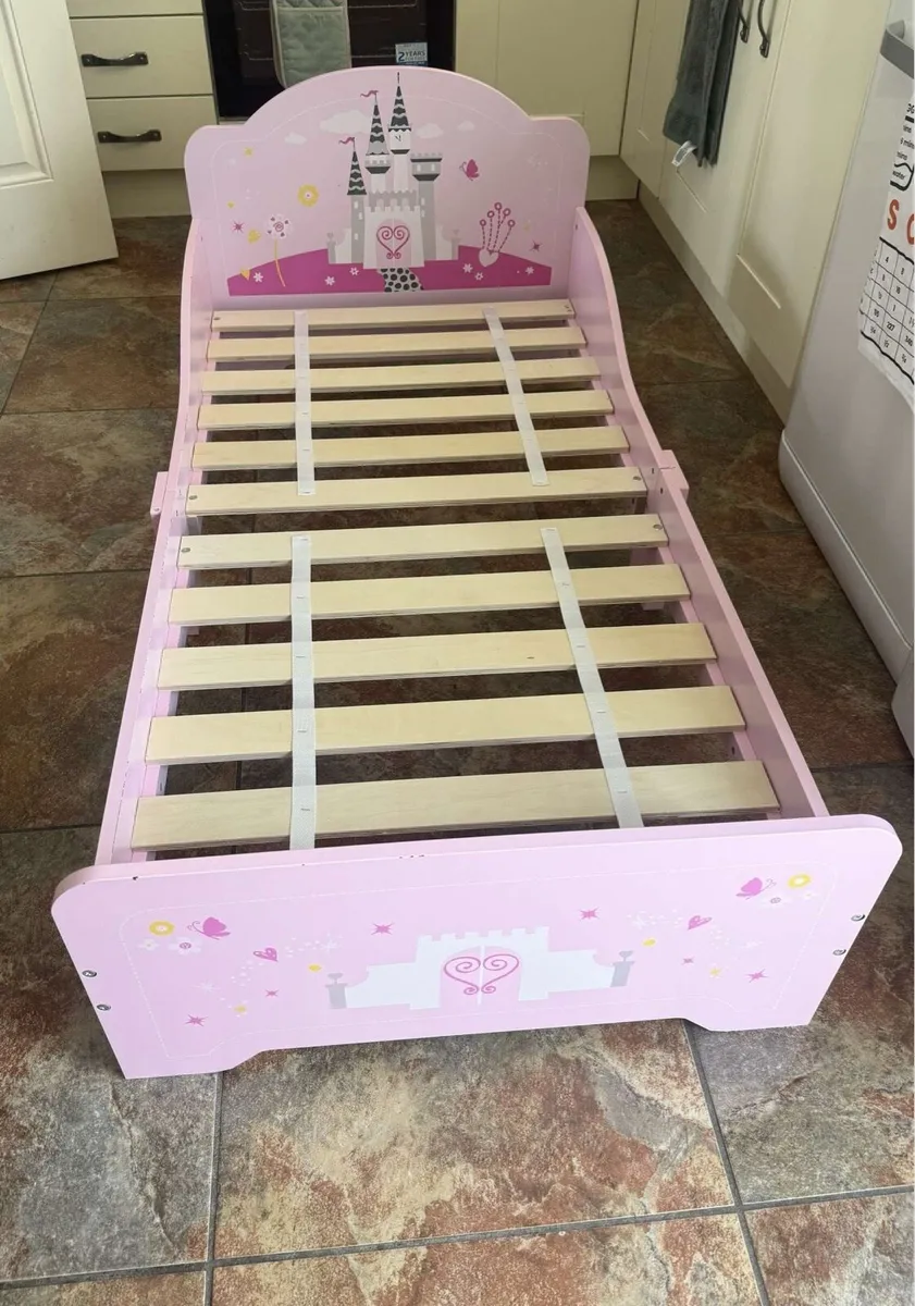 Princess toddler bed - Image 1