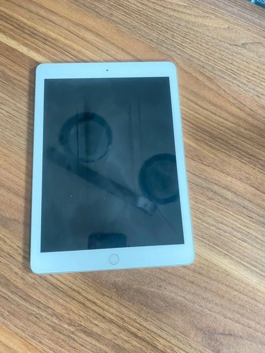 ipad 6th generation 128GB - Image 2