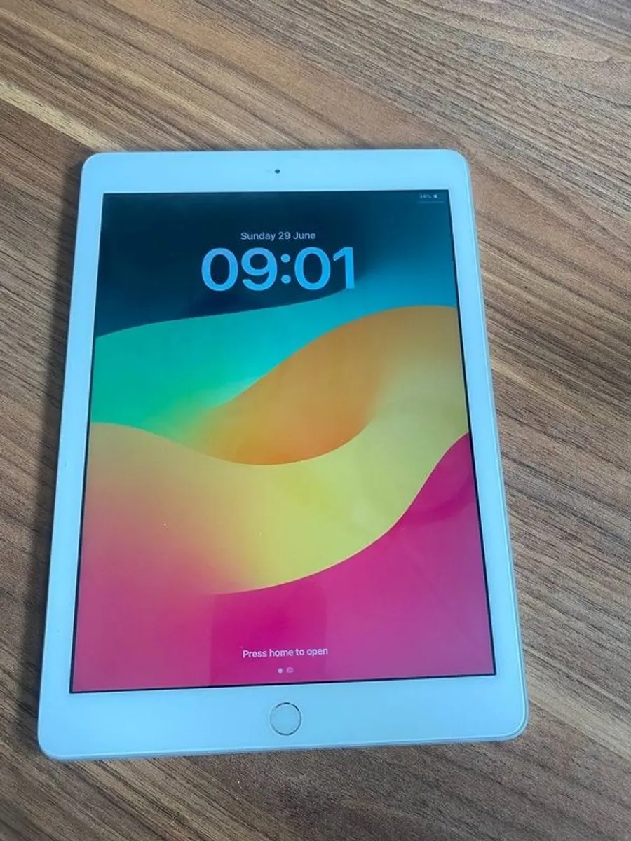 ipad 6th generation 128GB - Image 3