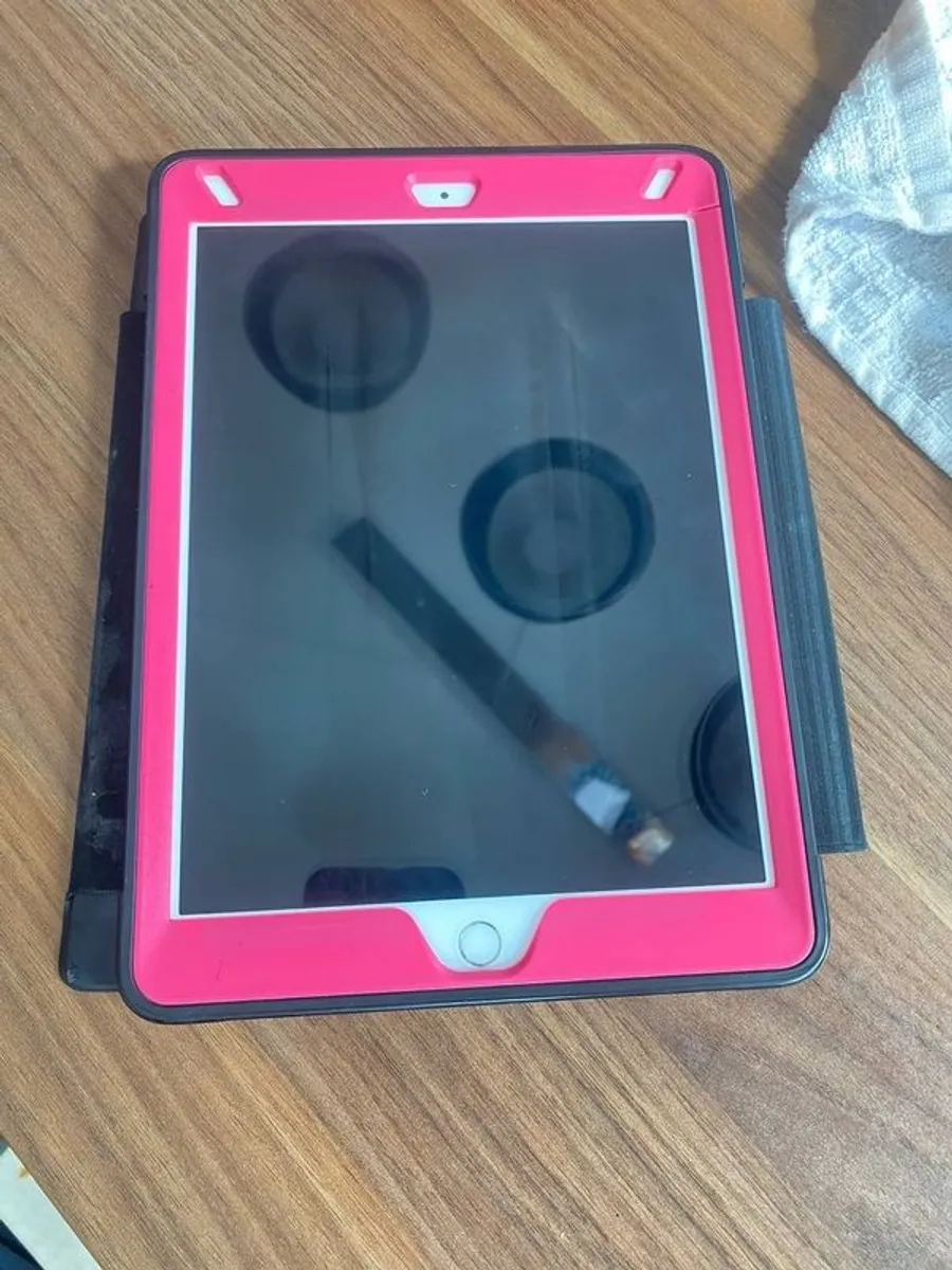 ipad 6th generation 128GB - Image 4