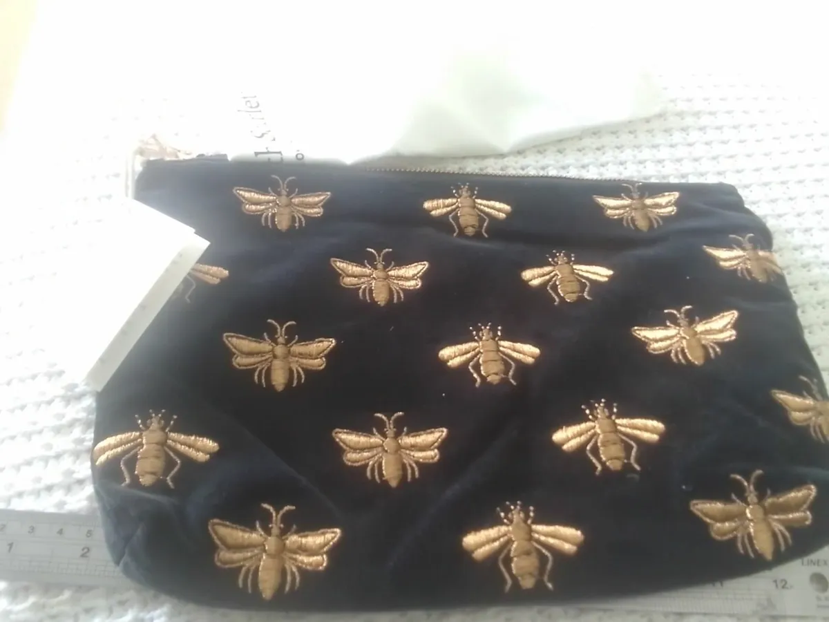 ELIZABETH SCARLETT EMBROIDERED BEE BAG NEW - Image 2