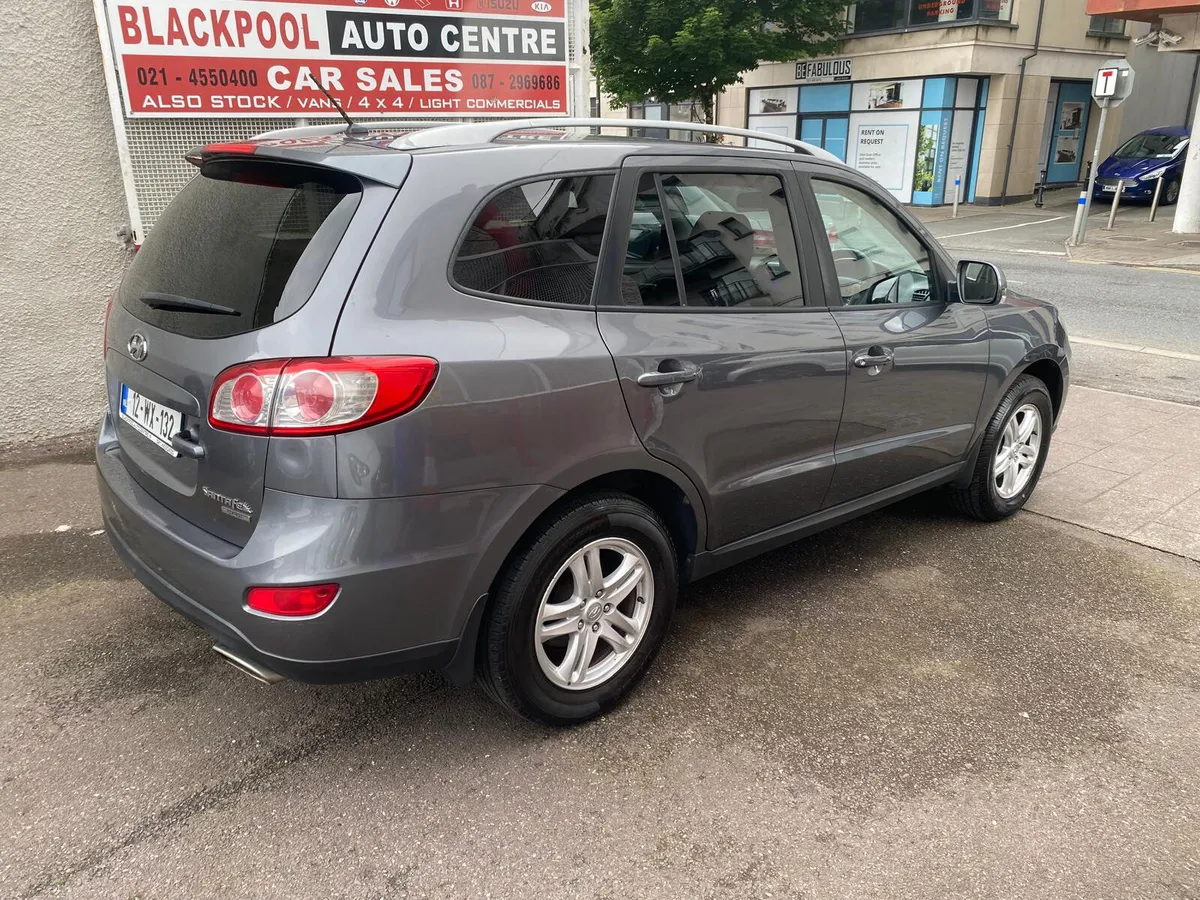 Hyundai Santa Fe 2012 - Image 2