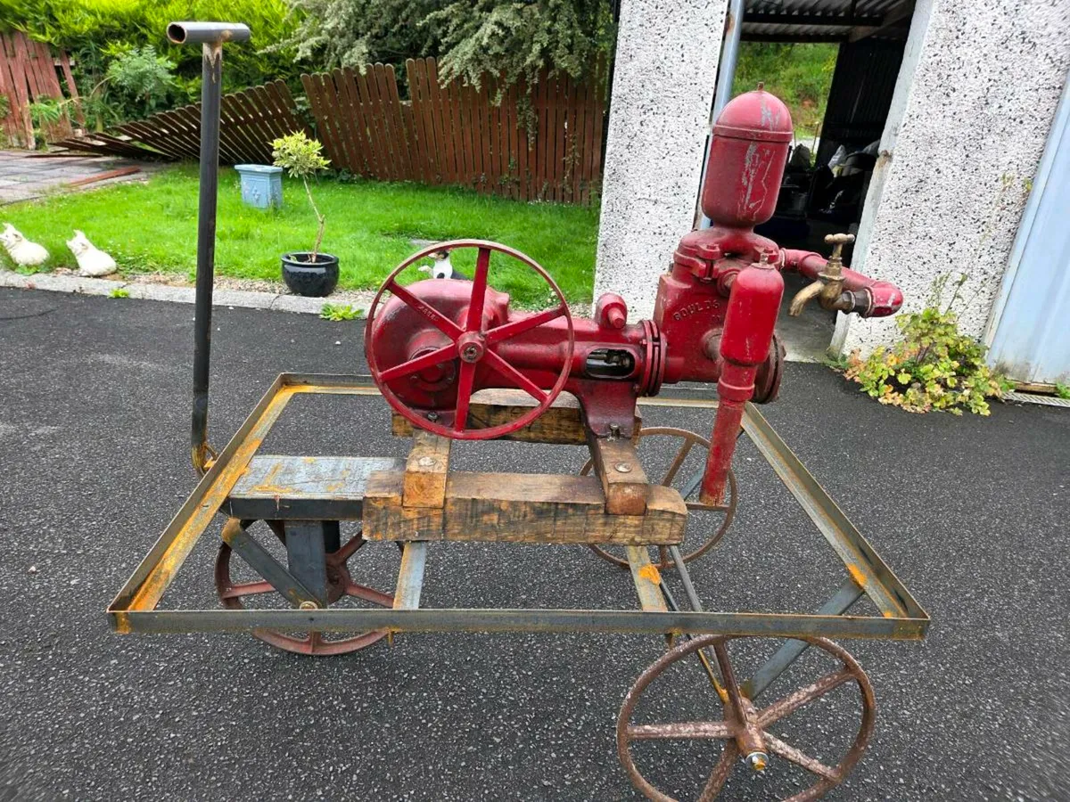 Vintage water pump - Image 1