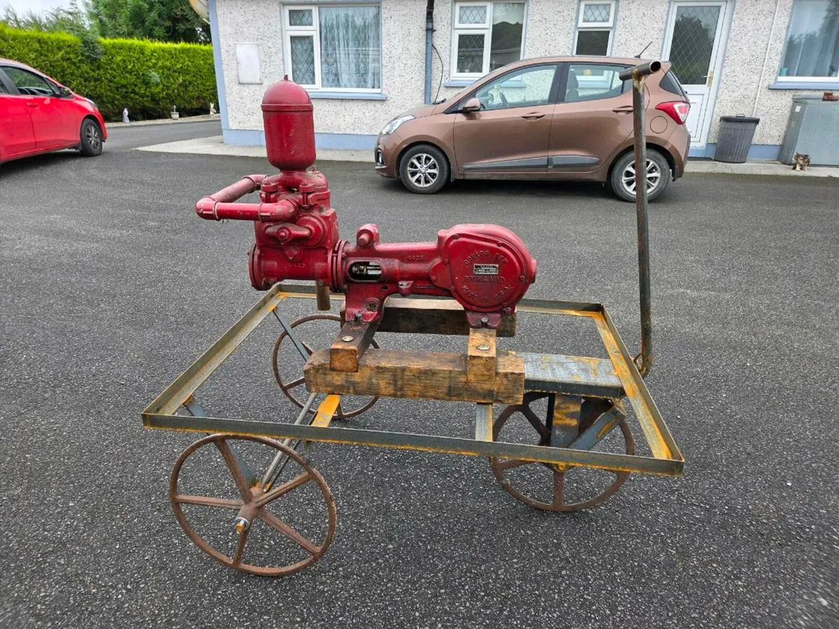 Vintage water pump - Image 3