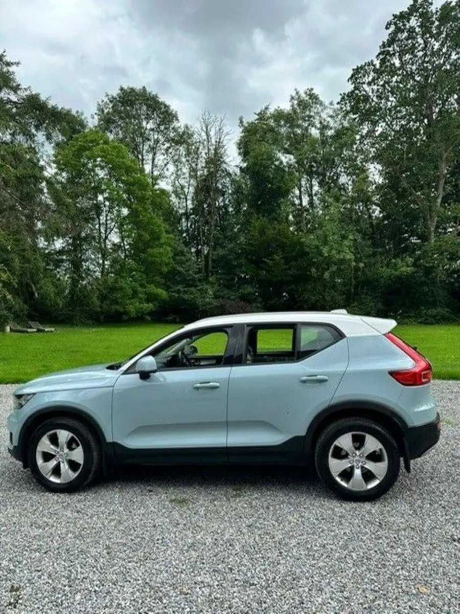 Volvo XC40 TR Momentum 5 door 182 - Image 2