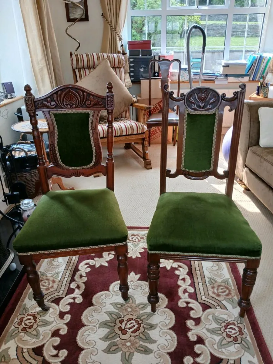 6 Chairs - Image 1