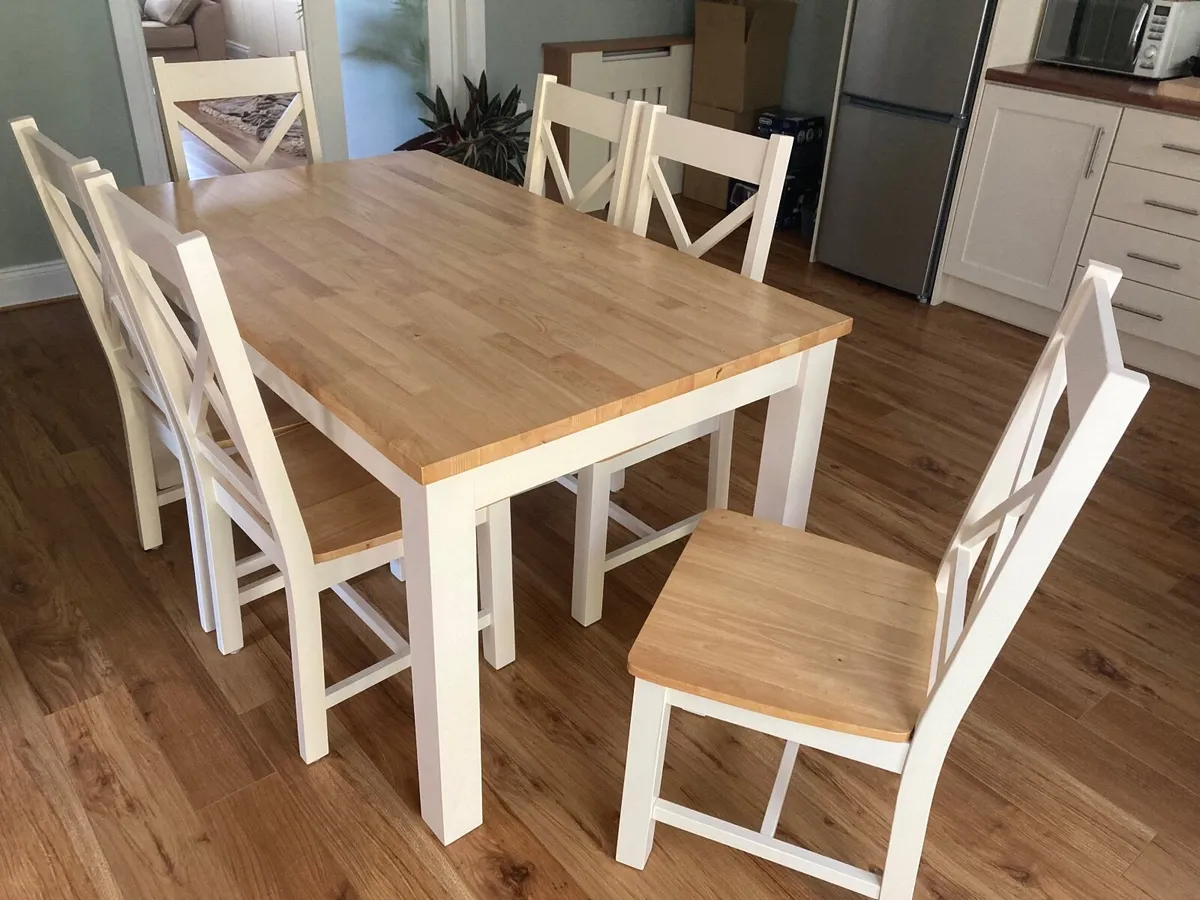 Table and chairs - Image 1