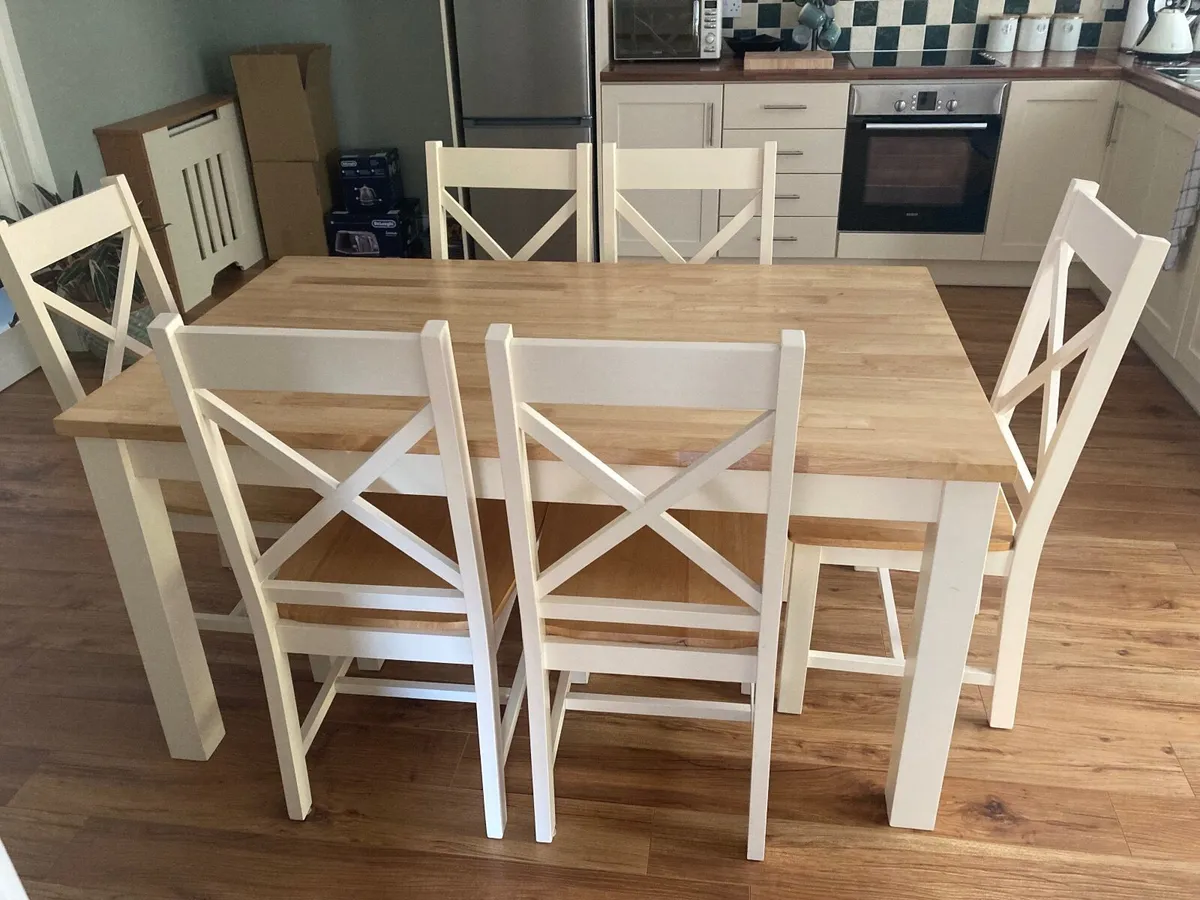 Table and chairs - Image 2