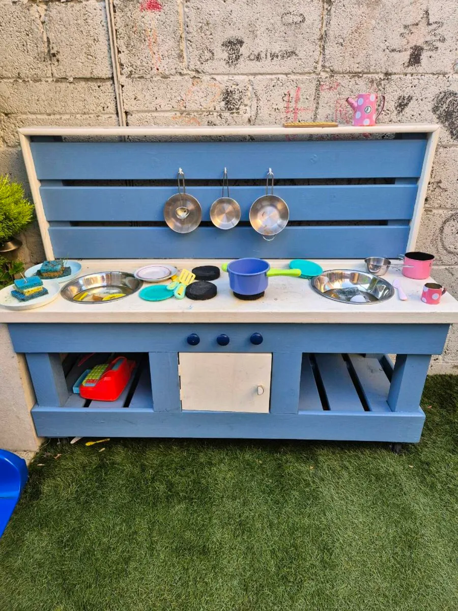 Mud kitchen with accessories