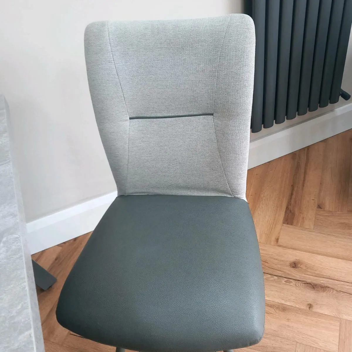 Table and 6 chairs - Image 1