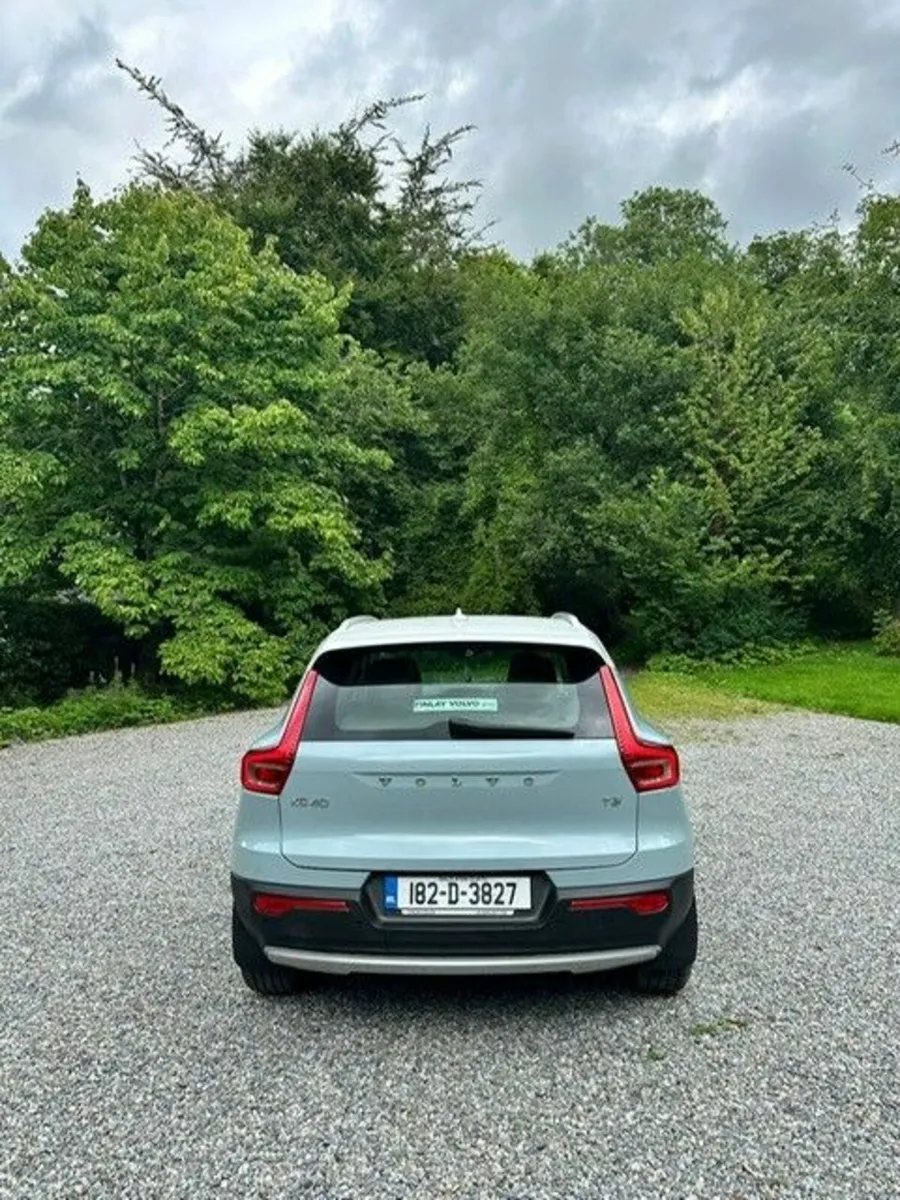 Volvo XC40 TR Momentum 5 door 182 - Image 3
