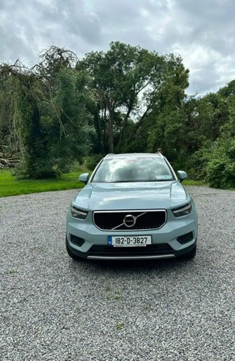 Volvo XC40 TR Momentum 5 door 182 - Image 4