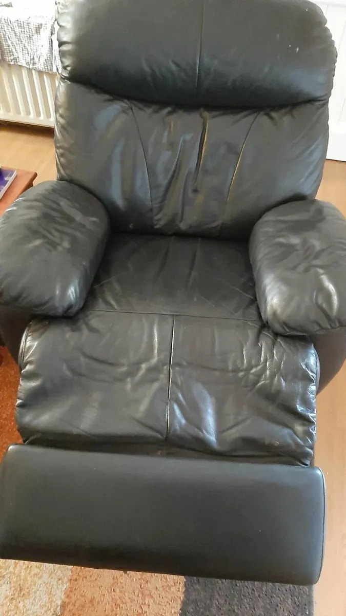 Recliner Seat (Black Leather ) No rips - Image 1