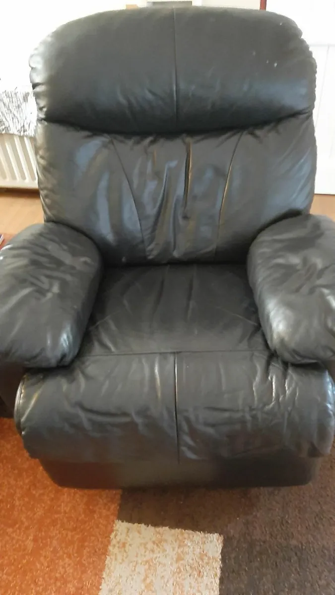Recliner Seat (Black Leather ) No rips - Image 2
