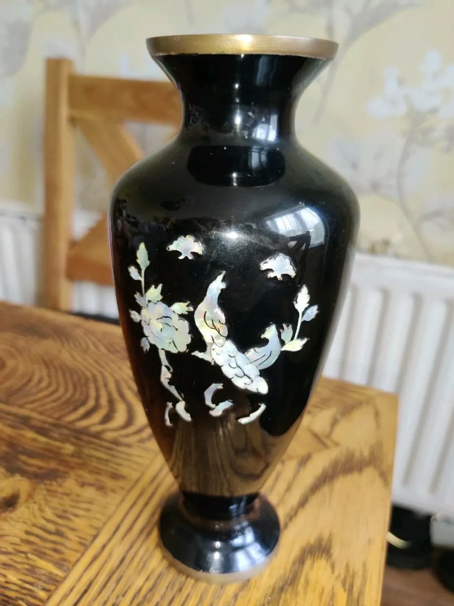 MOTHER OF PEARL, Black Lacquered 10"Vintage Vase ! - Image 1