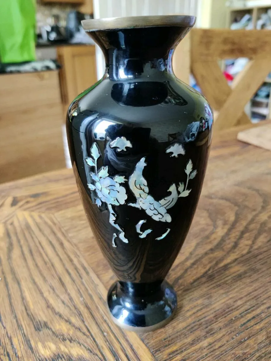 MOTHER OF PEARL, Black Lacquered 10"Vintage Vase ! - Image 2