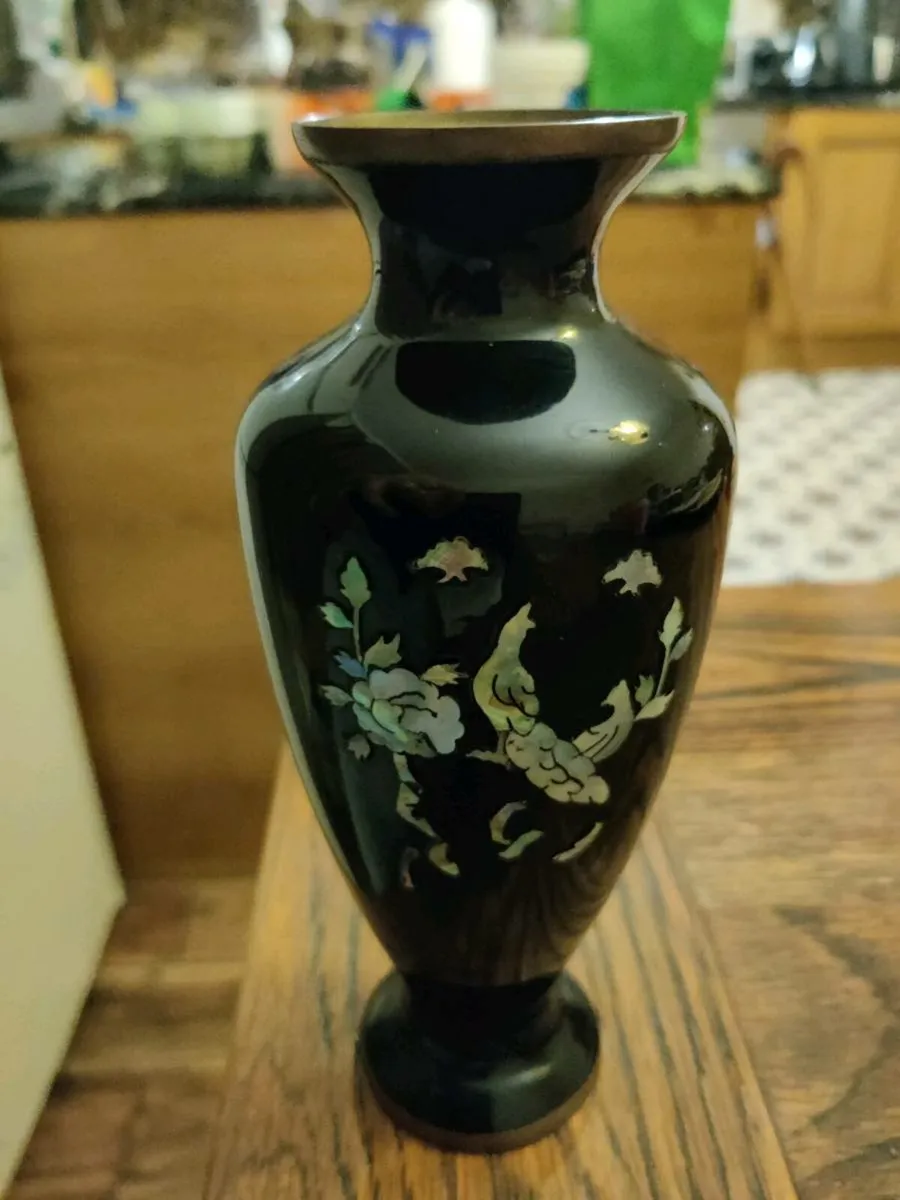 MOTHER OF PEARL, Black Lacquered 10"Vintage Vase ! - Image 4