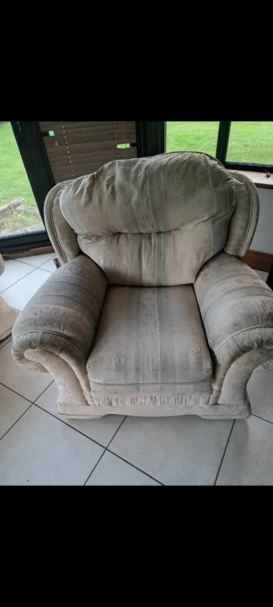3 seater couch and 2 armchairs - Image 2