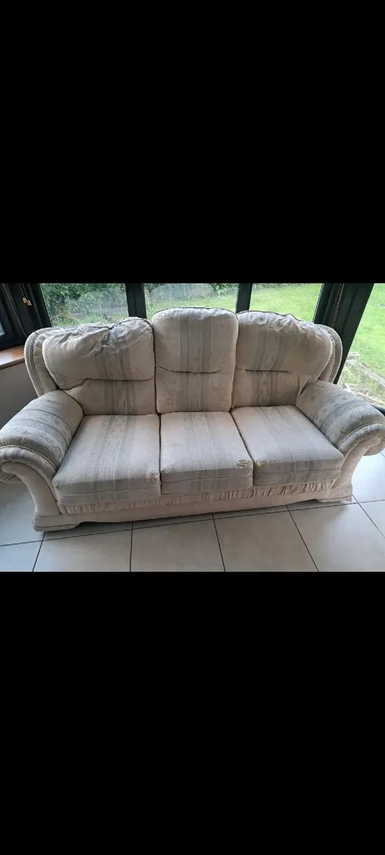 3 seater couch and 2 armchairs - Image 1