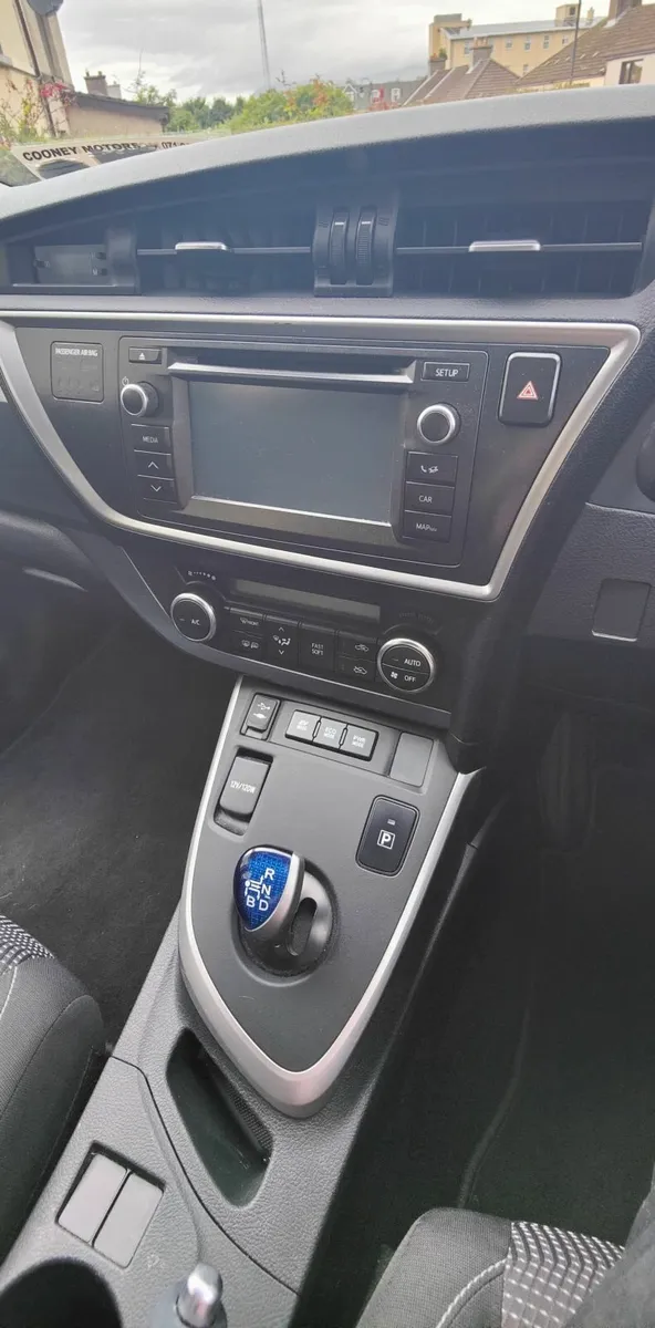 Toyota Auris Hybrid 1.8L (2015) - Image 2