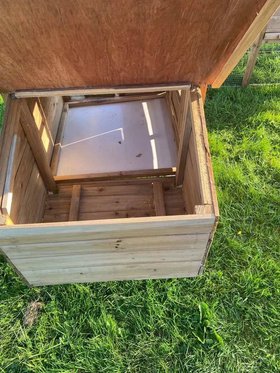 Hen houses and run - Image 2