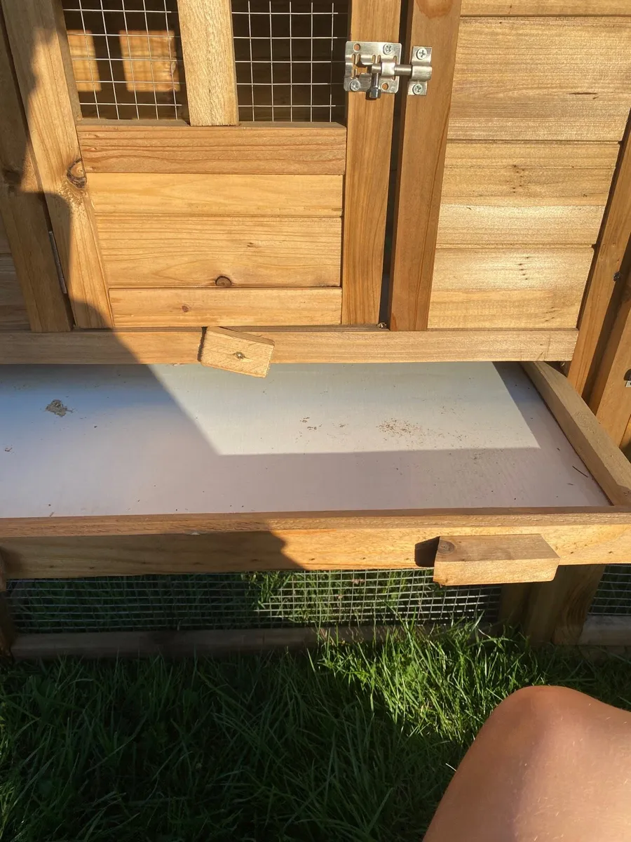 Hen houses and run - Image 3