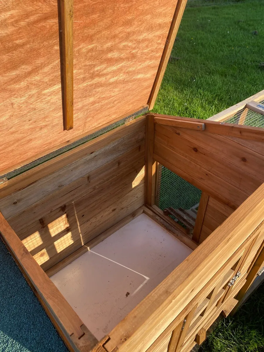 Hen houses and run - Image 4