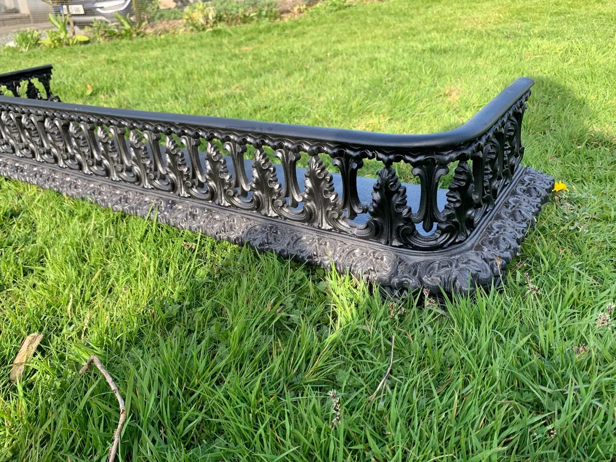 Antique fire fender - Image 1