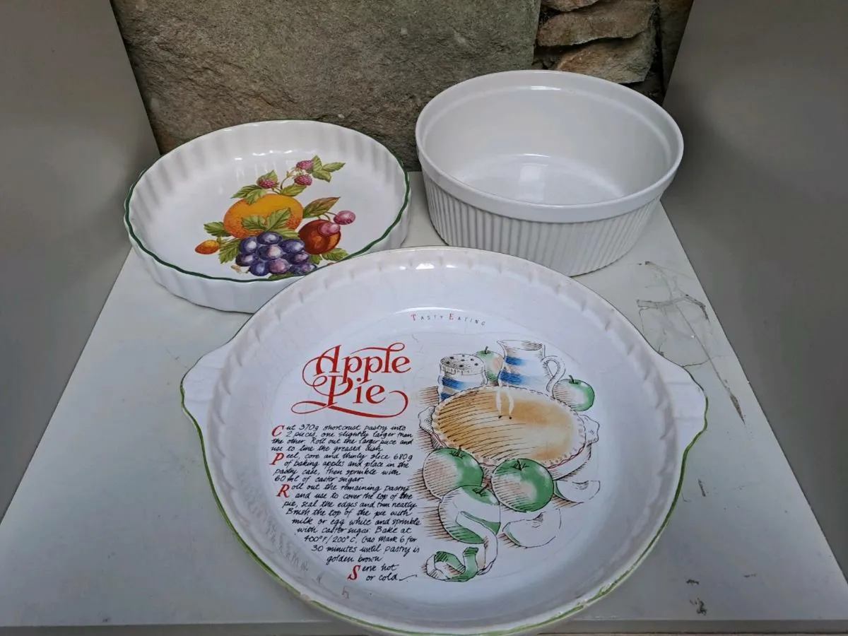 3 pie dishes - Image 1