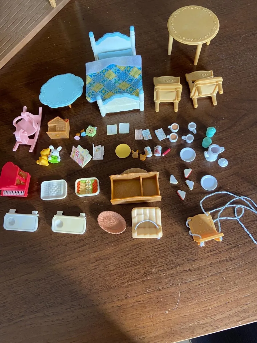 Sylvanian family house and Car toys - Image 4