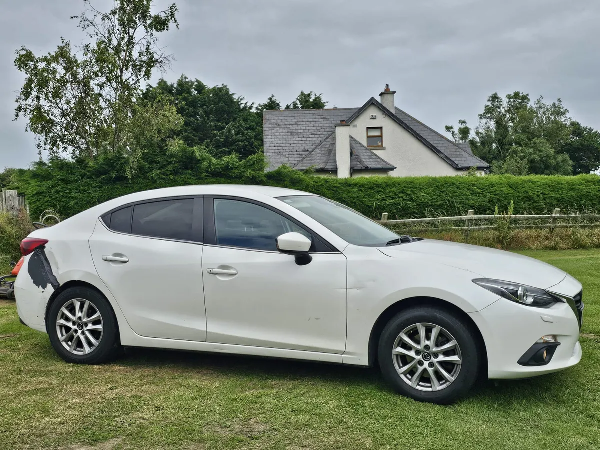 2016 mazda 3  diesel 1.5L low miles €4990 - Image 4