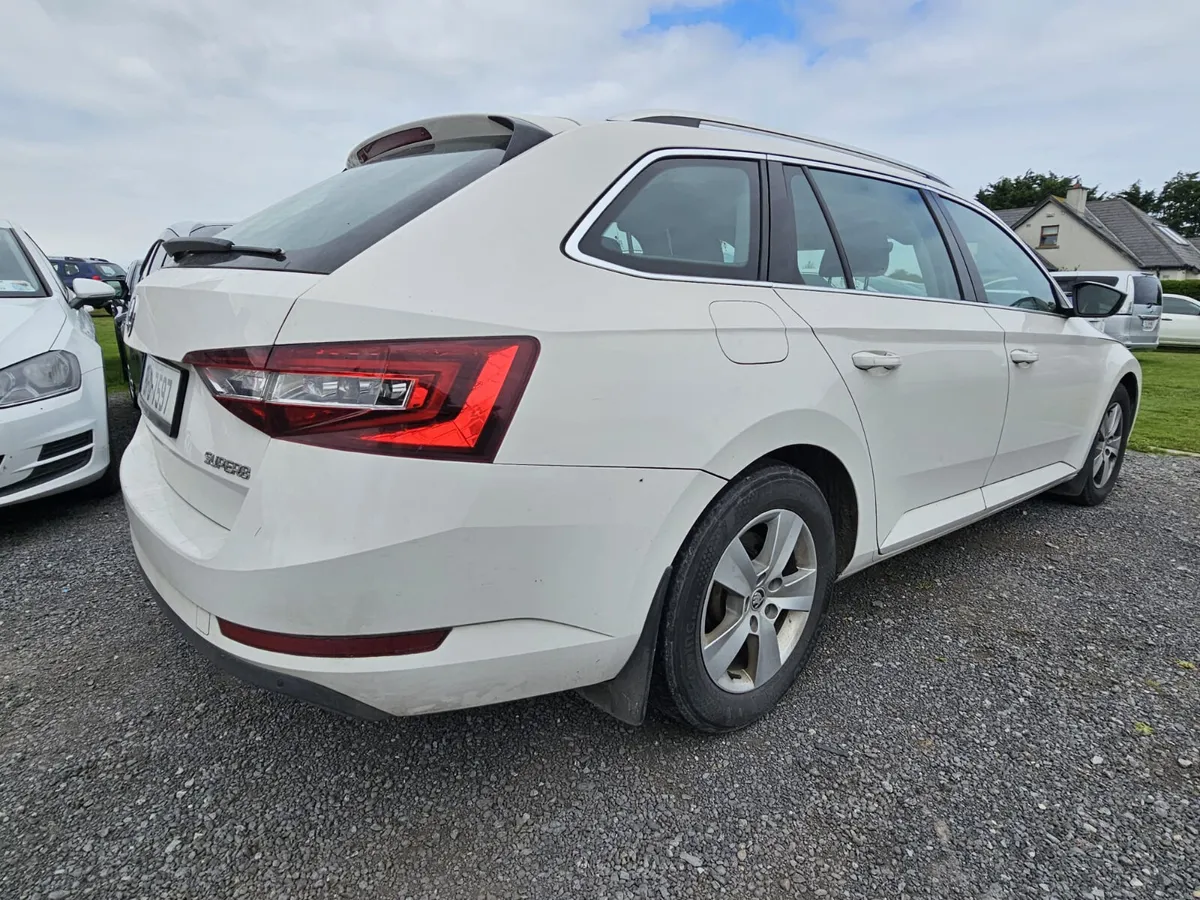 2019 skoda superb 2L diesel €8999 no offers - Image 2