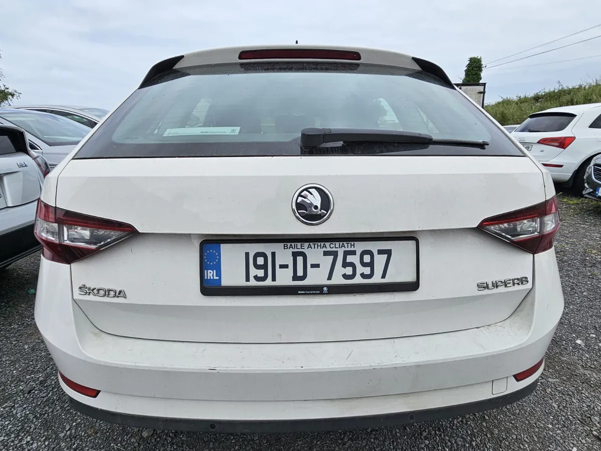 2019 skoda superb 2L diesel €8999 no offers - Image 4