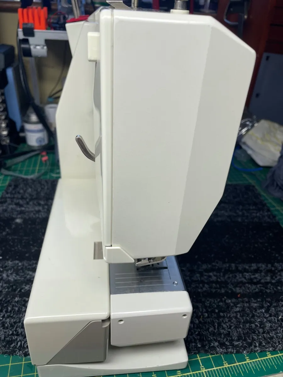 BERNINA 1230 Sewing Machine - Serviced/Like New - Image 3