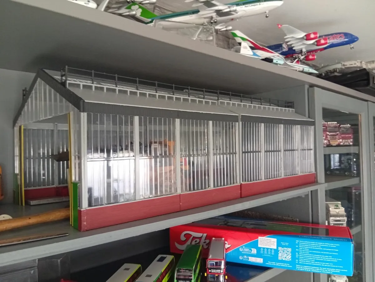 Large Train Shed 1/43 Scale and Station - Image 2