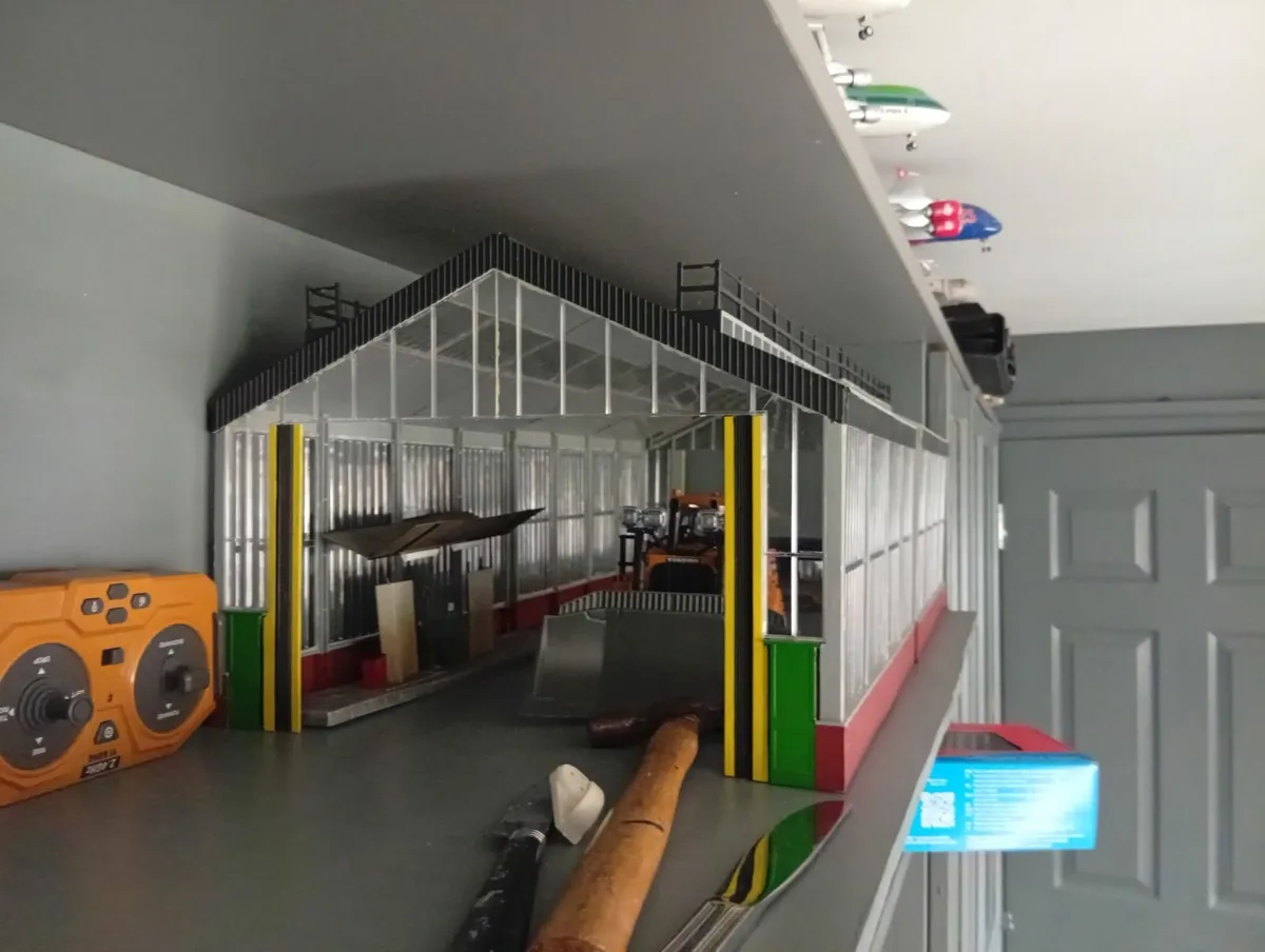 Large Train Shed 1/43 Scale and Station - Image 3