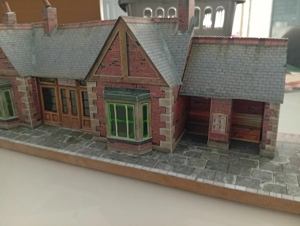 Large Train Shed 1/43 Scale and Station - Image 4
